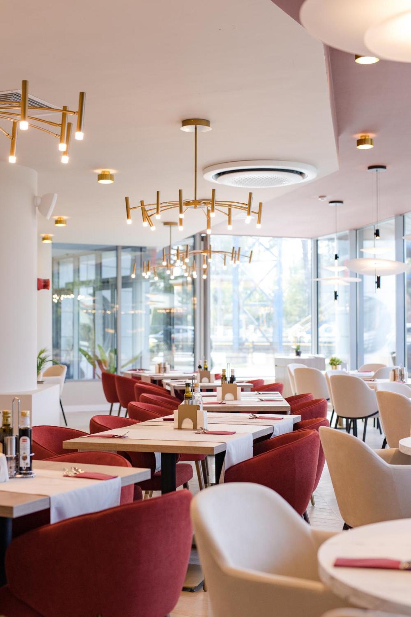 Ramada By Wyndham Bucharest Otopeni Airport المظهر الخارجي الصورة