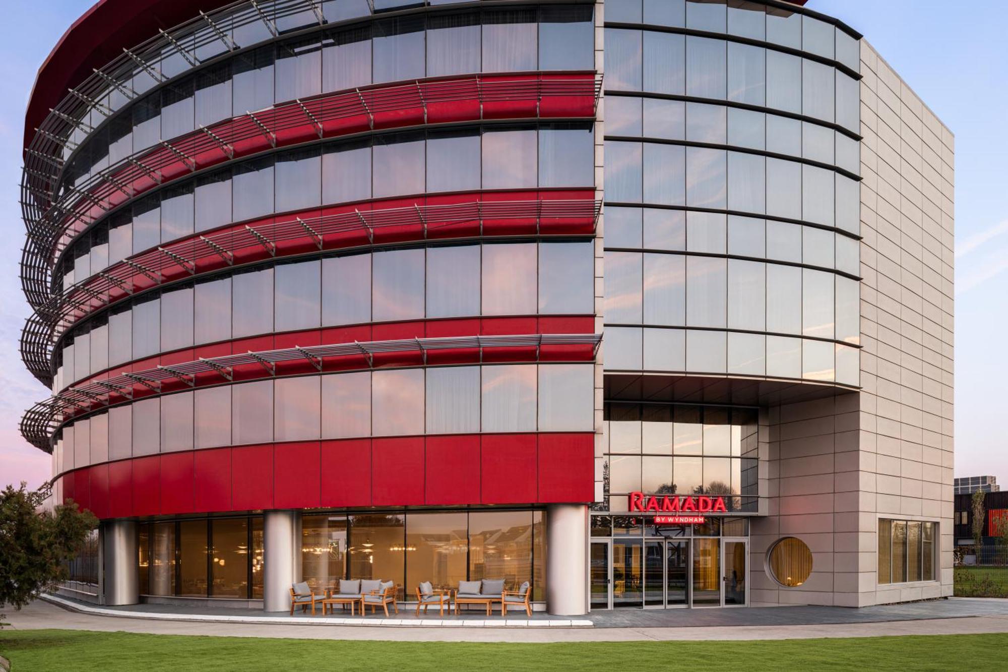 Ramada By Wyndham Bucharest Otopeni Airport المظهر الخارجي الصورة