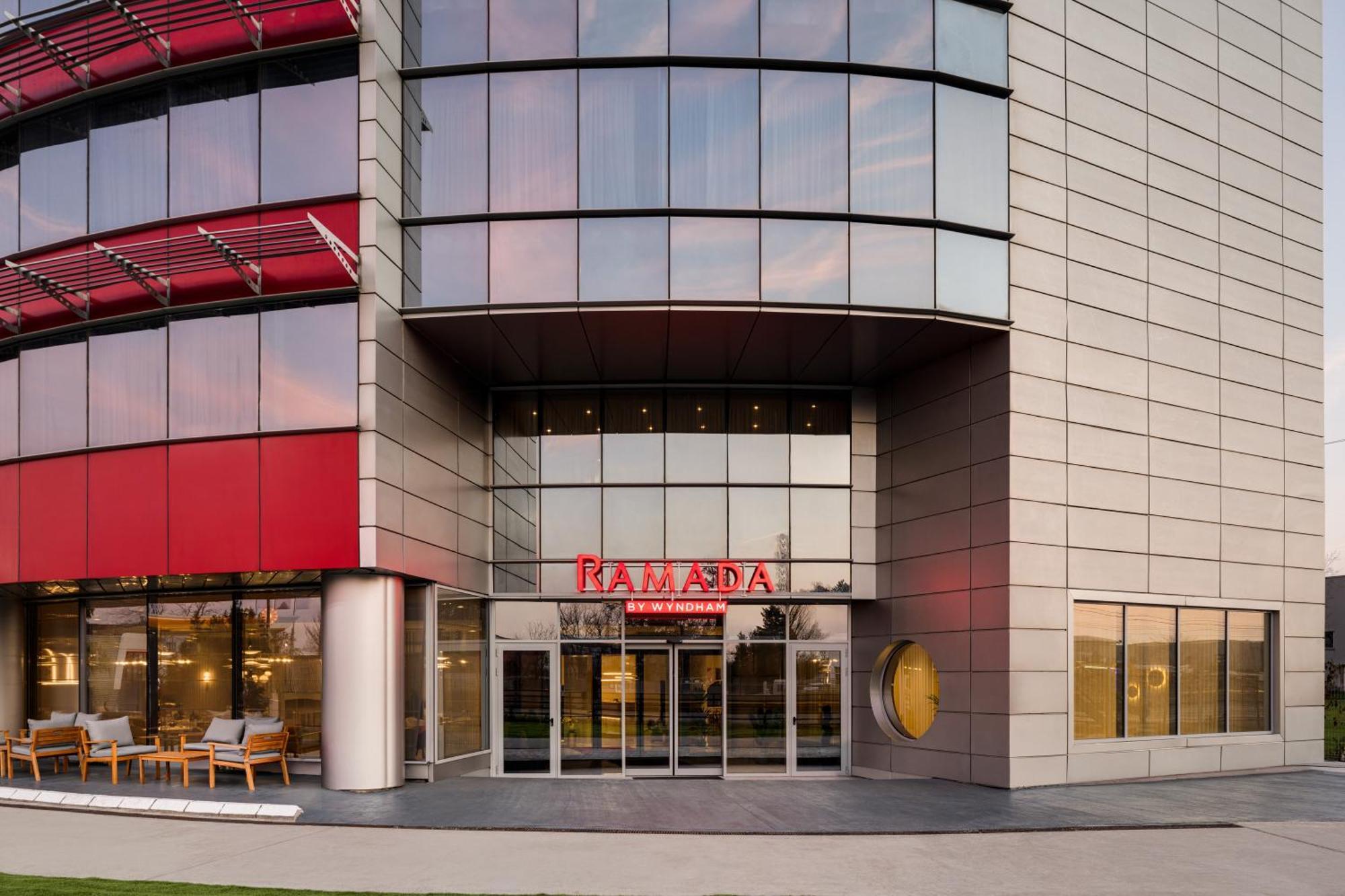 Ramada By Wyndham Bucharest Otopeni Airport المظهر الخارجي الصورة