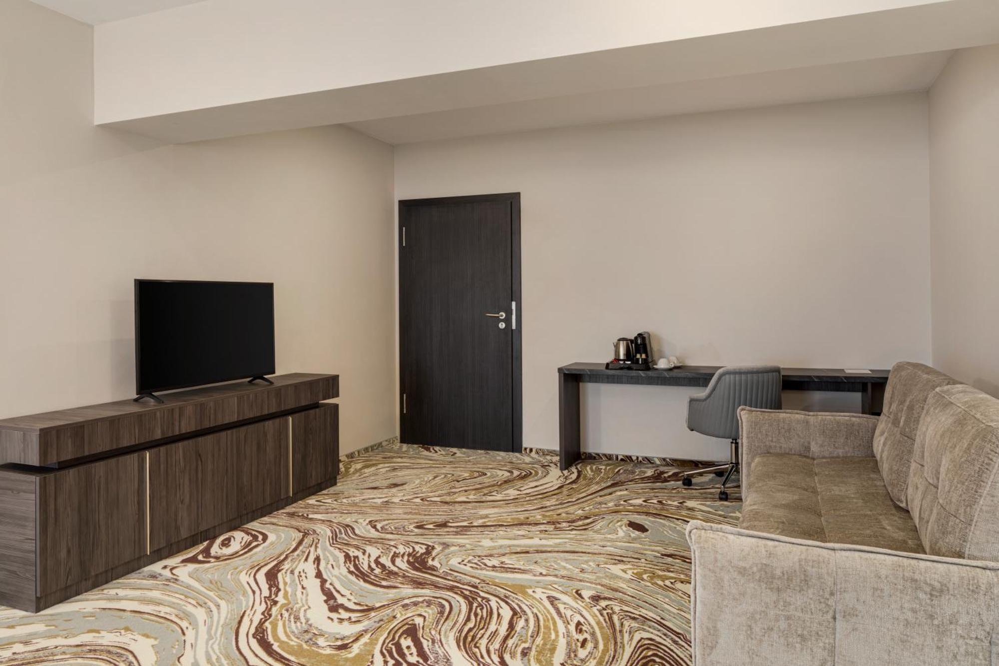 Ramada By Wyndham Bucharest Otopeni Airport المظهر الخارجي الصورة