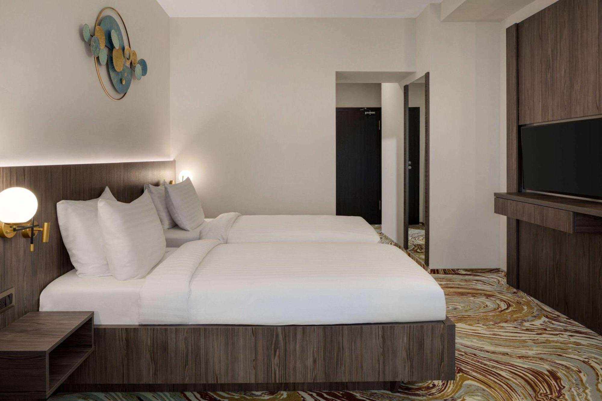 Ramada By Wyndham Bucharest Otopeni Airport المظهر الخارجي الصورة